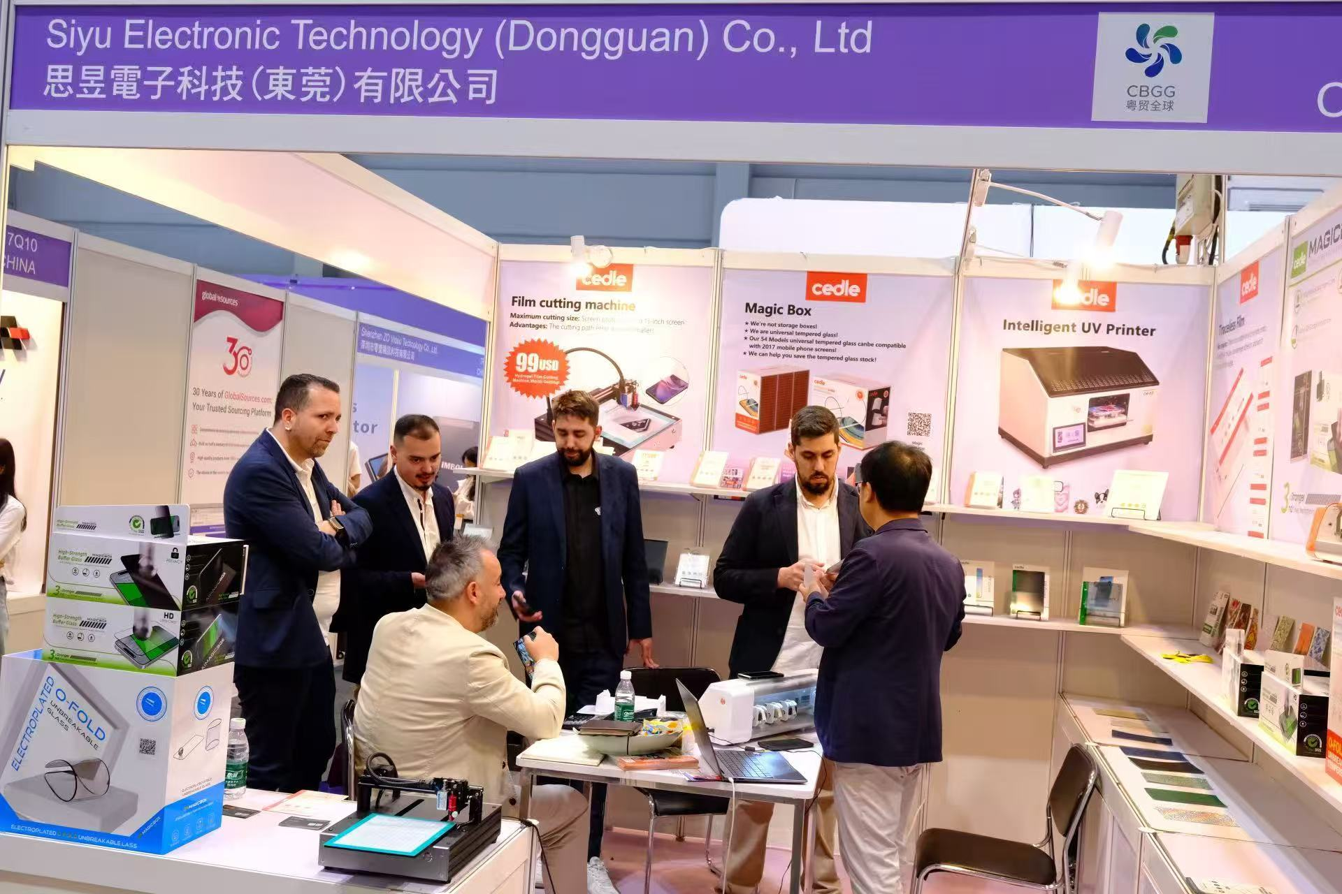 Siyu Electronics team interacting with international buyers at Hong Kong Global Sources Fair 2025
